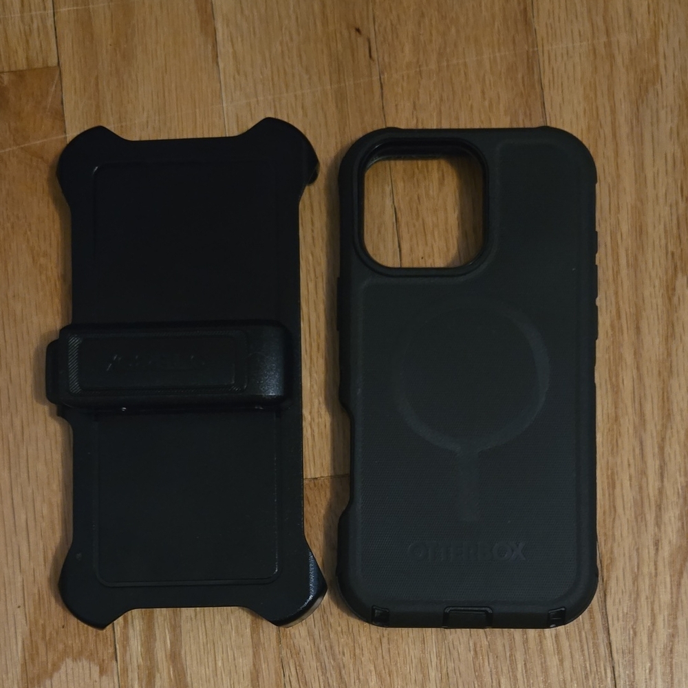 OtterBox Black iPhone 16 Pro Max Phone Case with Clip